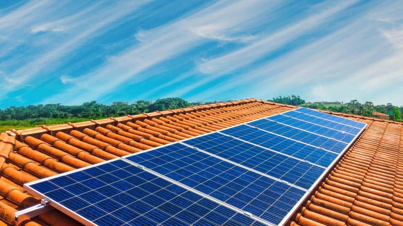 placa solar céu azul