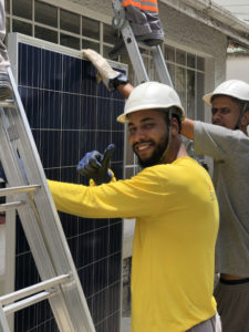 eletricista sorrindo com placa solar